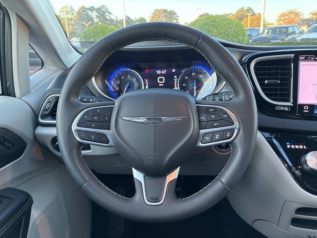 Used 2023 Chrysler Pacifica Touring-L image 21