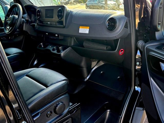 Used 2024 Mercedes-Benz Sprinter 3500 image 25