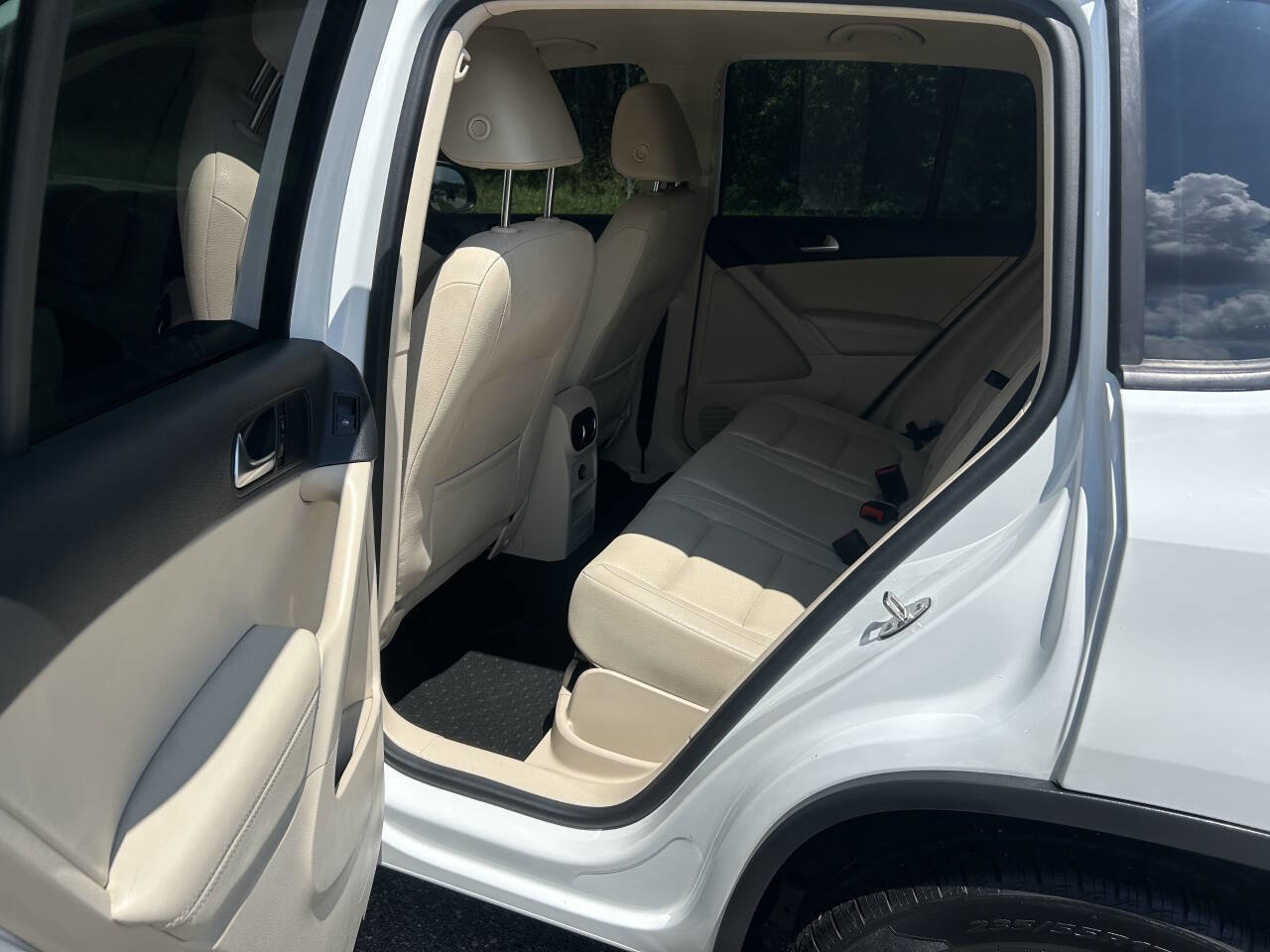 Used 2015 Volkswagen Tiguan SE image 27