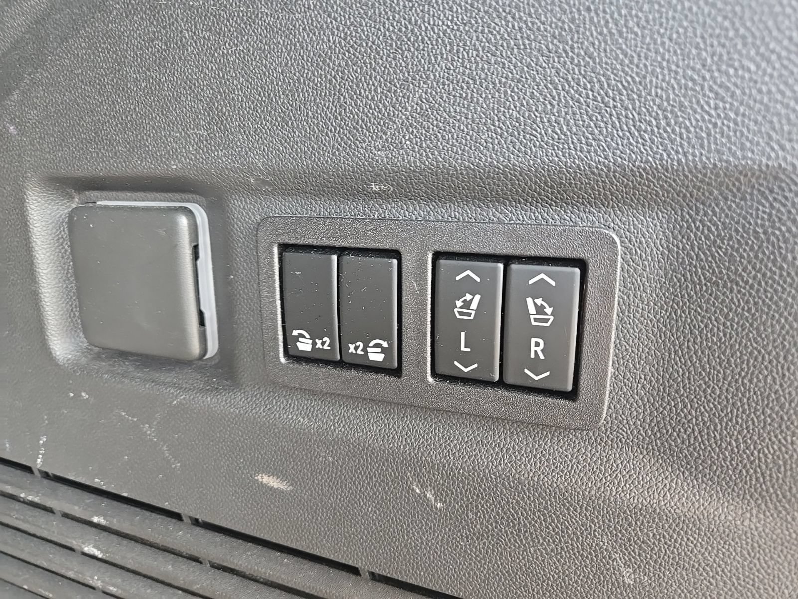 Used 2023 GMC Yukon AT4 w/ Technology Package AWD/4WD image 18