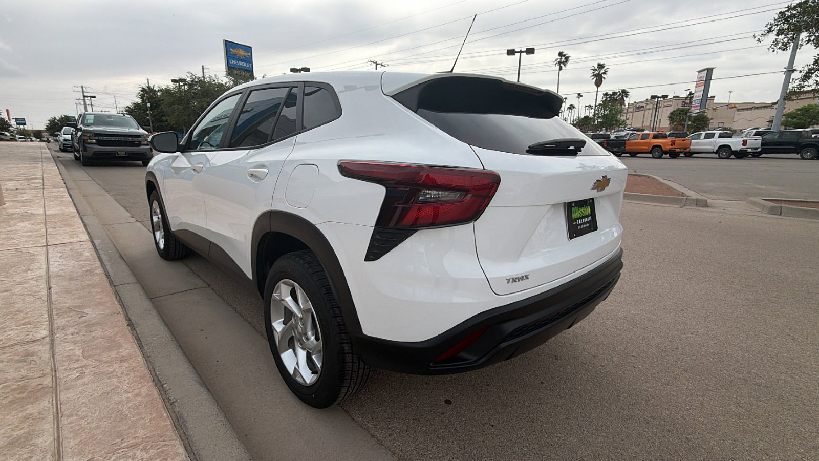 Used 2024 Chevrolet Trax LS w/ LS Convenience Package FWD image 4