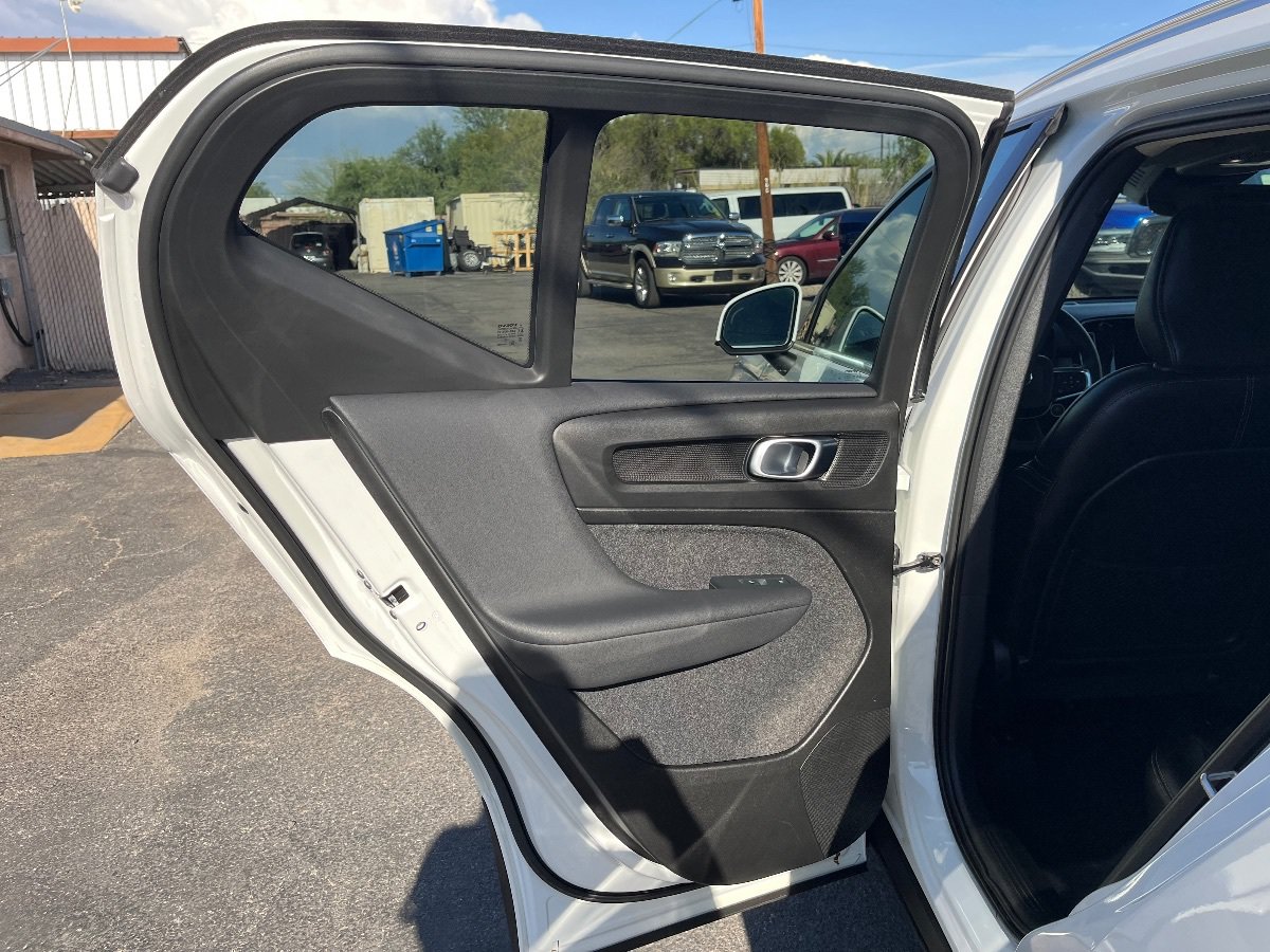 Used 2023 Volvo XC40 B5 Plus AWD/4WD image 31