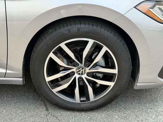 Used 2025 Volkswagen Jetta SE FWD image 9