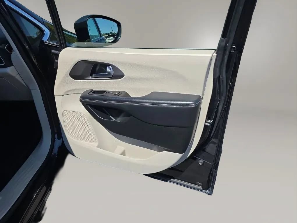 Used 2023 Chrysler Pacifica Touring-L FWD image 49