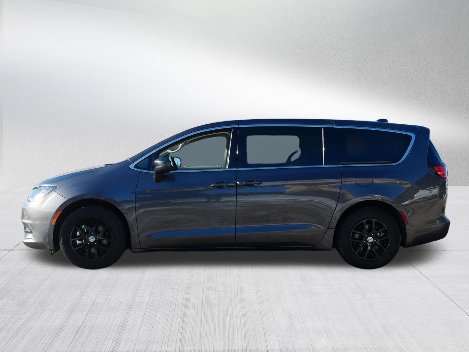 Used 2022 Chrysler Voyager LX image 4