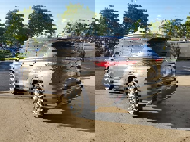 Used 2020 Toyota Highlander Limited image 3