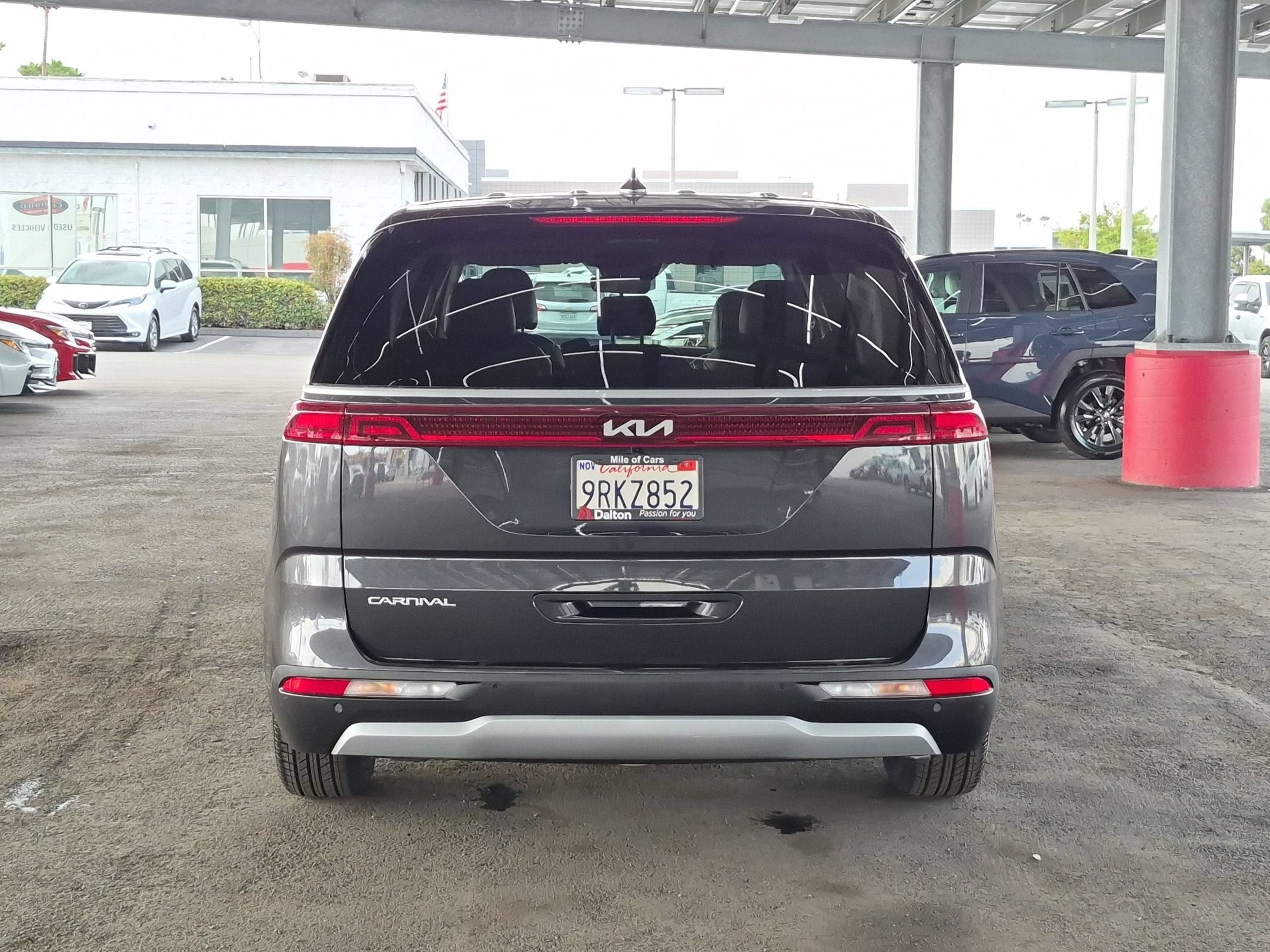 Used 2024 Kia Carnival LX FWD image 7