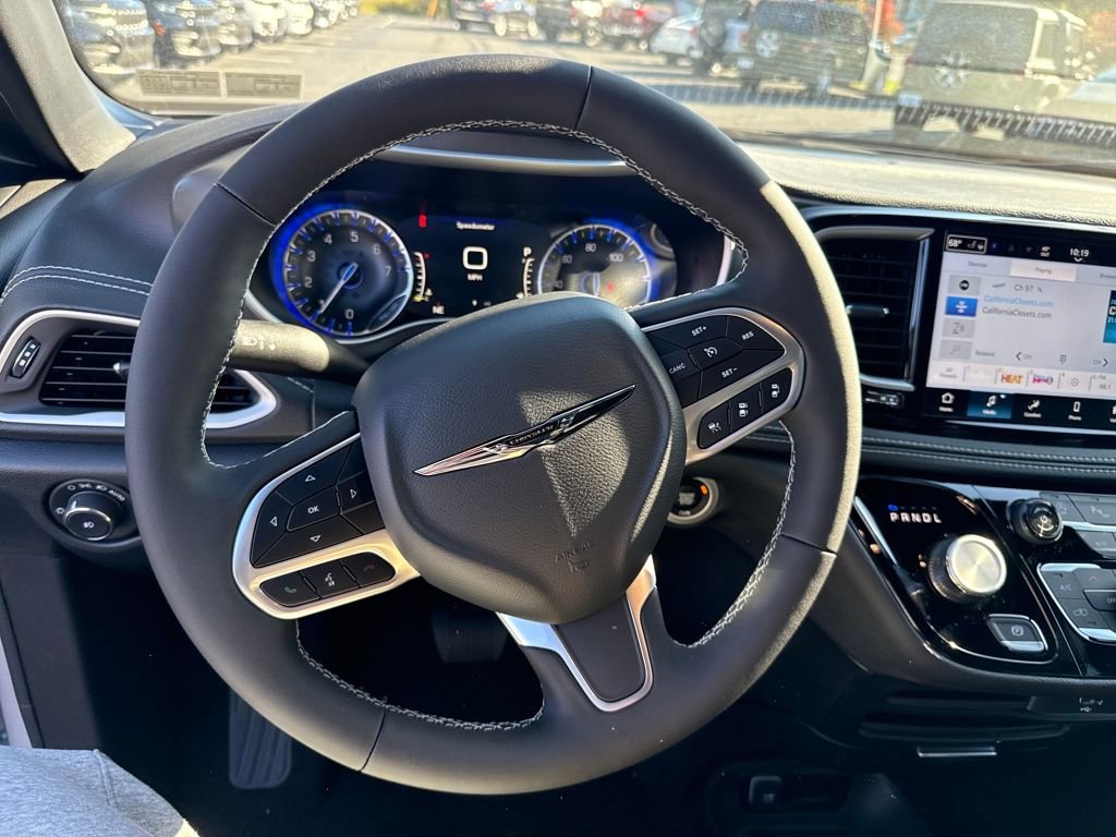 New 2026 Chrysler Pacifica Select image 16