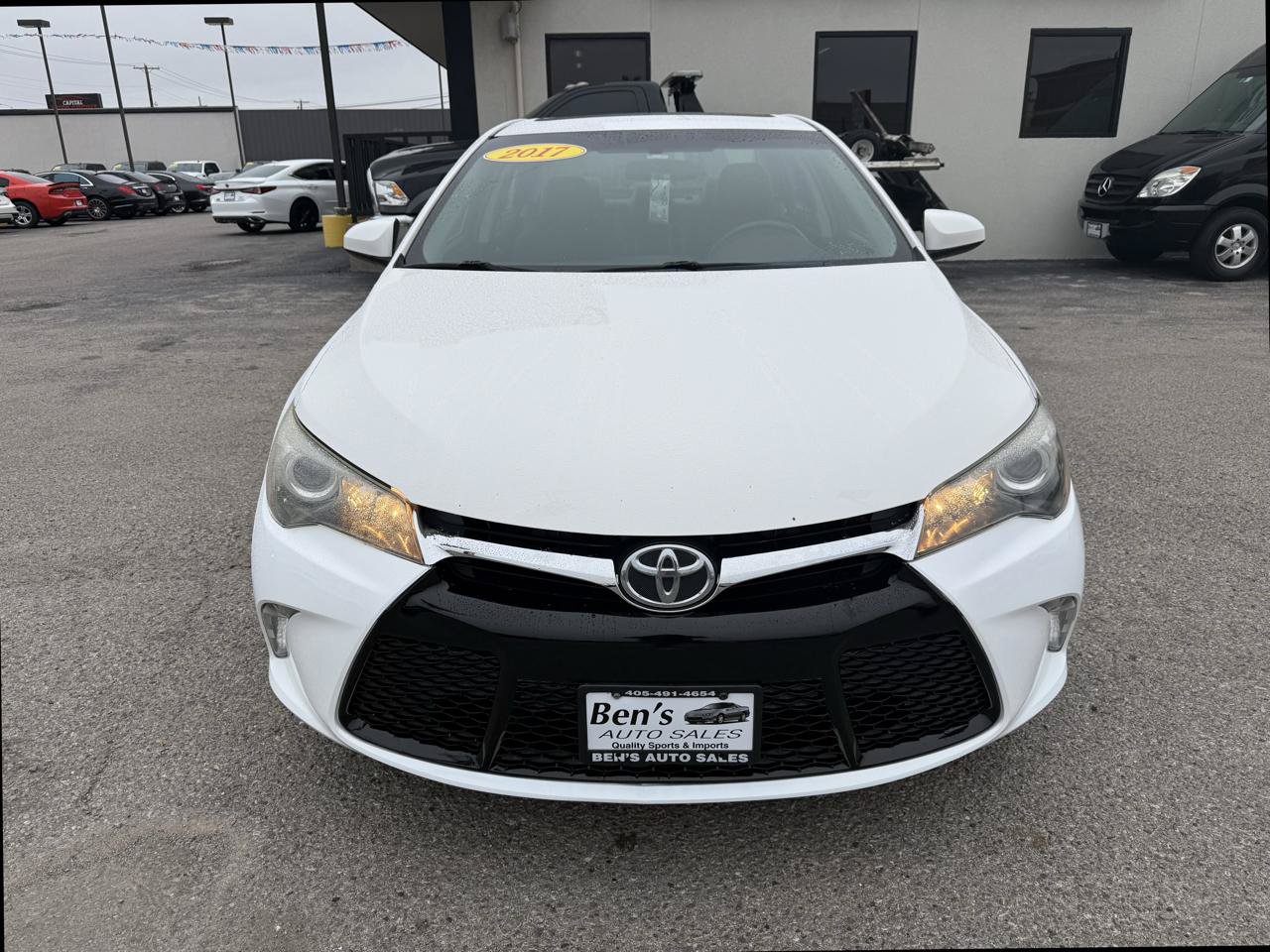 Used 2017 Toyota Camry SE w/ Moonroof Package FWD image 3