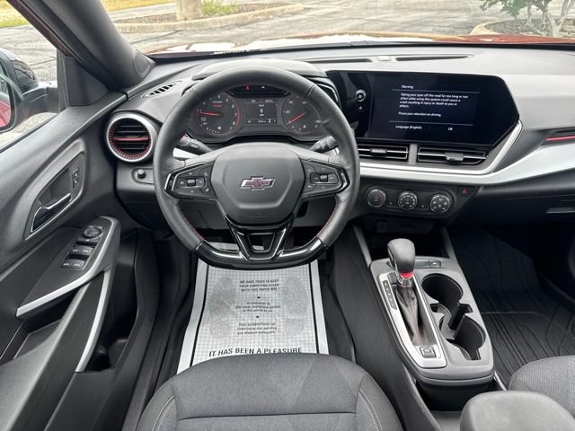 Certified 2025 Chevrolet Trax RS w/ Sunroof Package FWD image 16