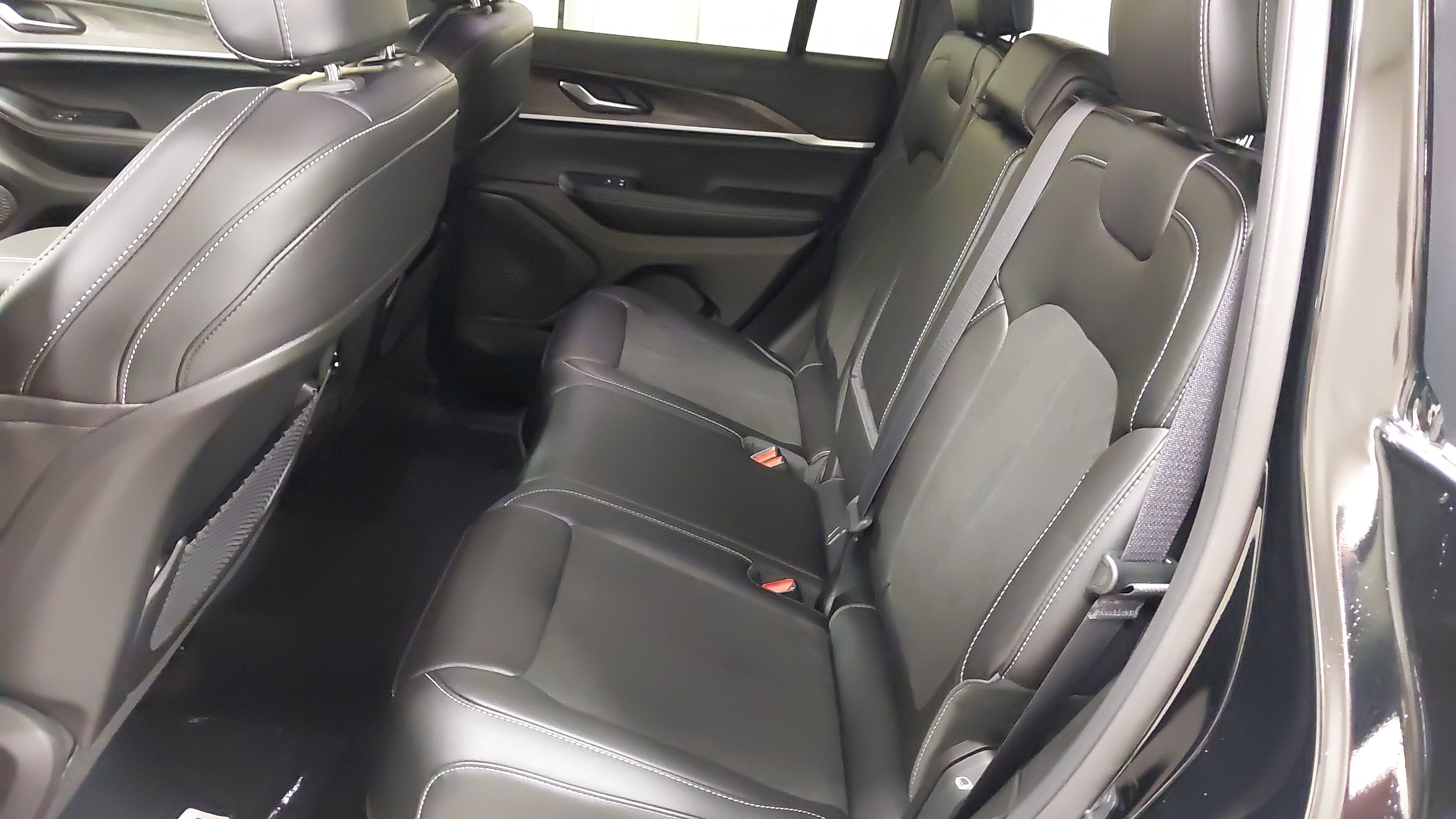 New 2027 Jeep Grand Cherokee Altitude AWD/4WD image 37