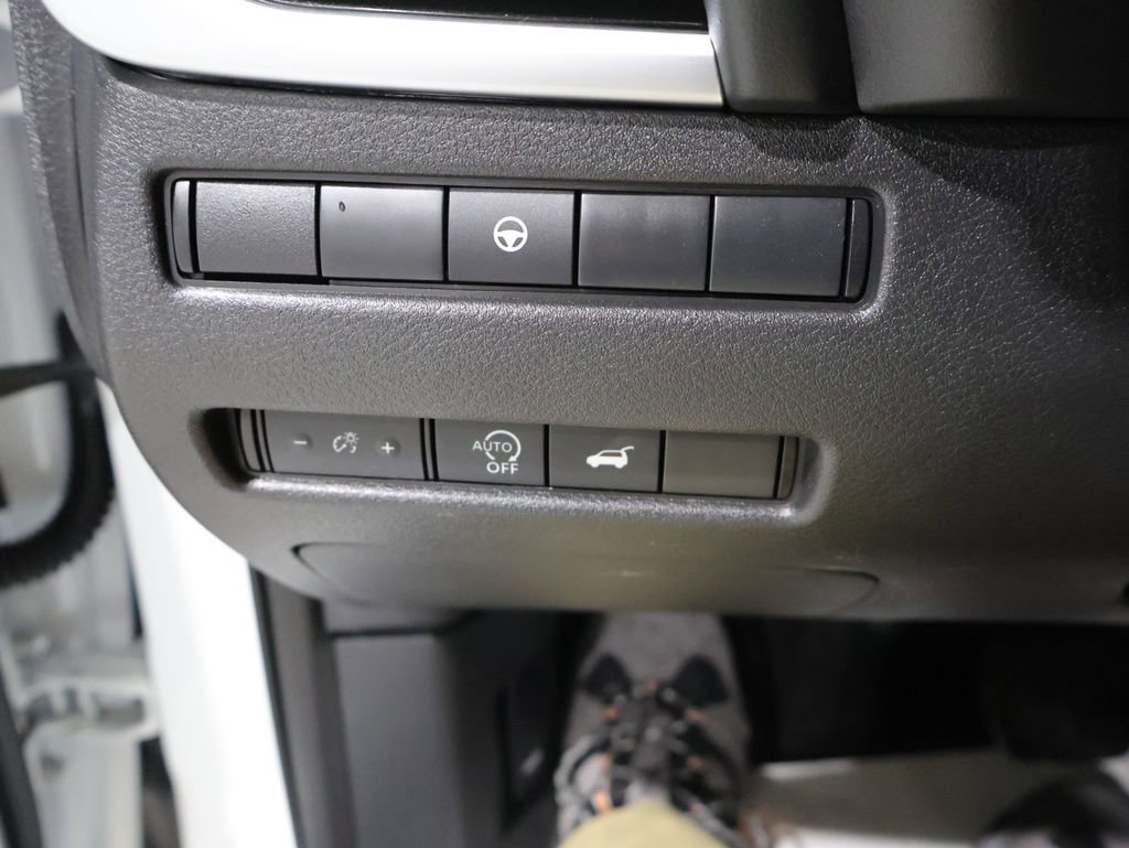 Used 2025 Nissan Rogue SV image 35