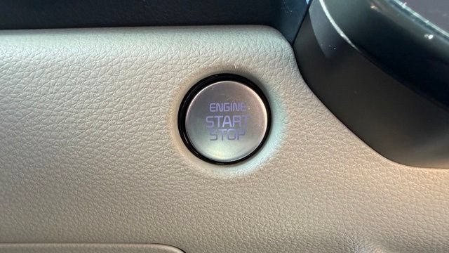 Used 2025 Kia Carnival EX FWD image 33