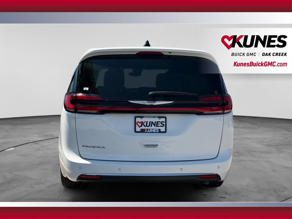 Used 2024 Chrysler Pacifica Touring-L FWD image 9