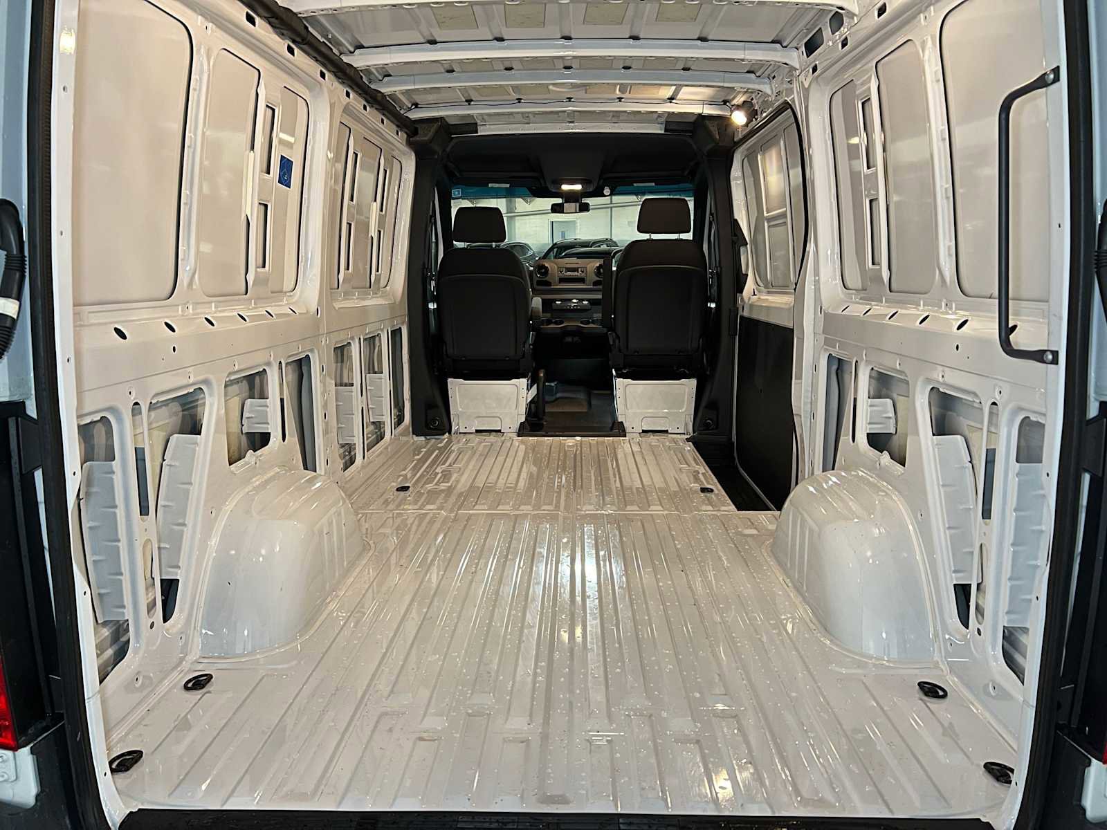 Used 2025 Mercedes-Benz Sprinter 2500 image 18