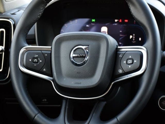 Certified 2025 Volvo XC40 B5 Plus AWD/4WD image 19
