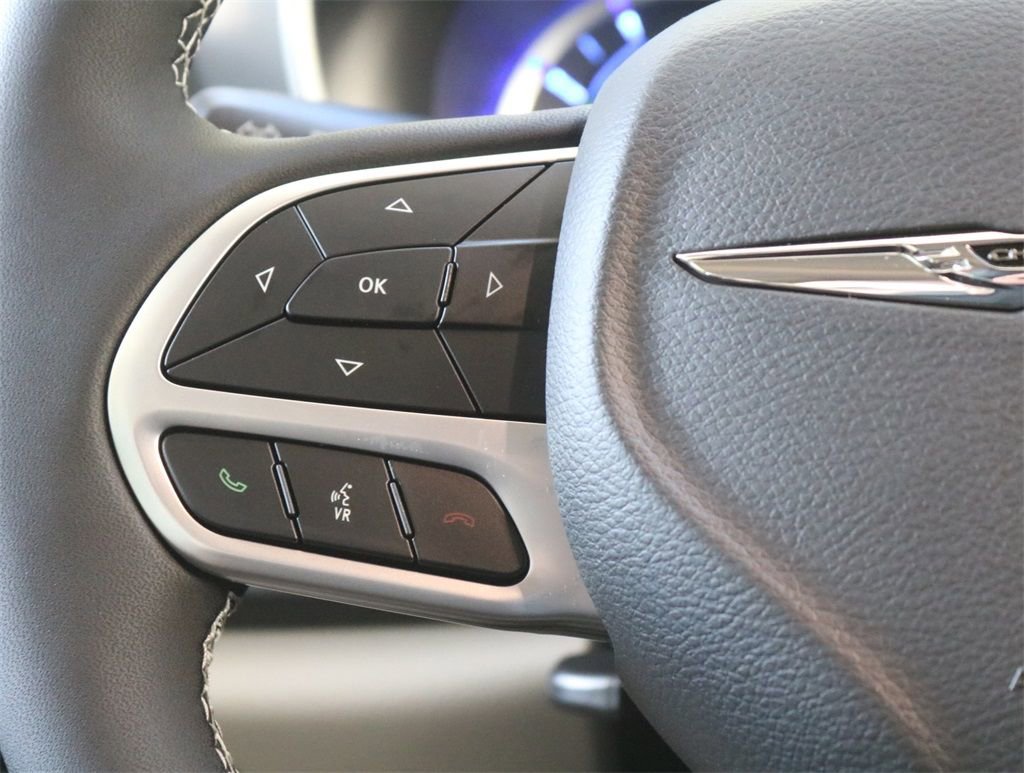 Used 2023 Chrysler Pacifica Touring-L image 11