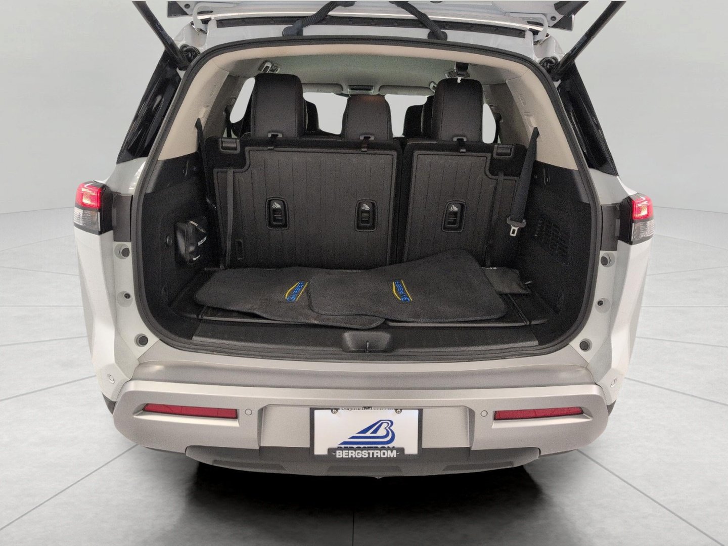 Used 2025 Nissan Pathfinder SL w/ Cargo Package AWD/4WD image 16