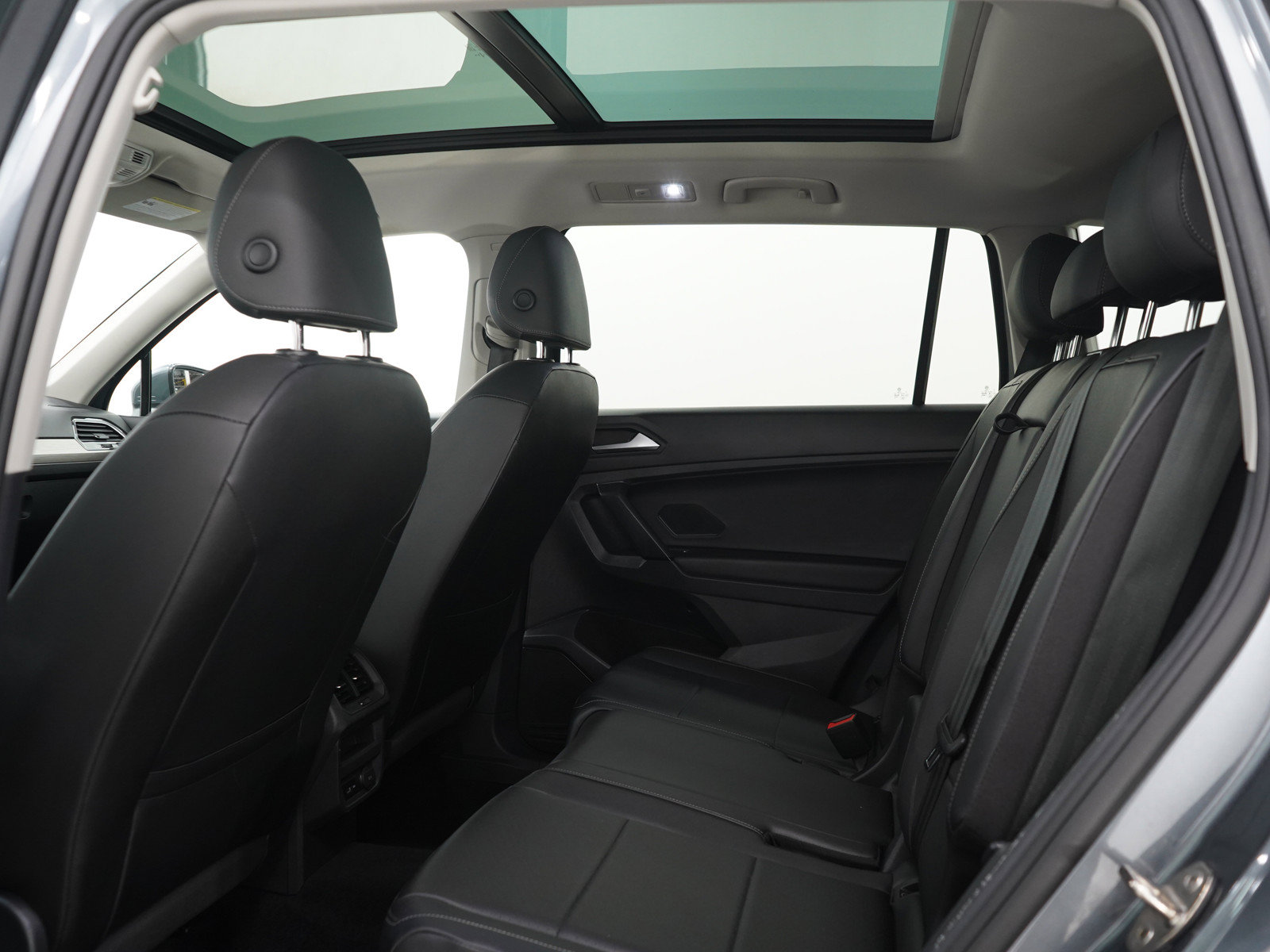 Used 2019 Volkswagen Tiguan SE w/ Panoramic Sunroof Package AWD/4WD image 14