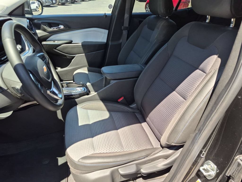 Used 2025 Chevrolet Trax LT w/ LT Convenience Package FWD image 25