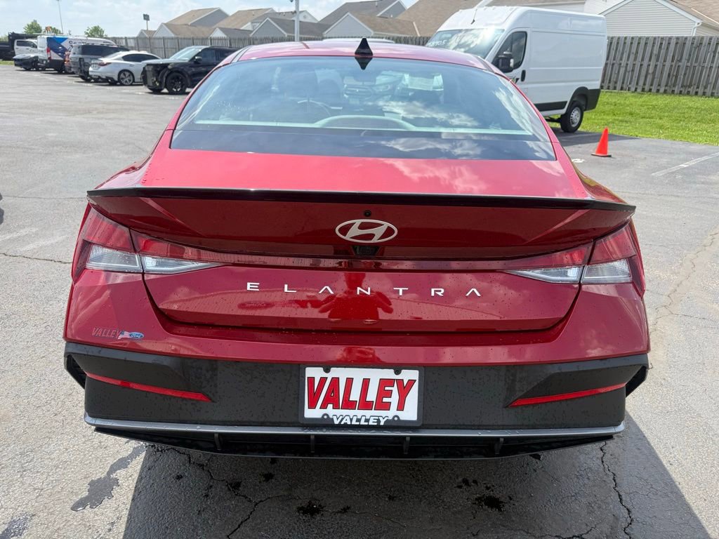 Used 2025 Hyundai Elantra Sport FWD image 4