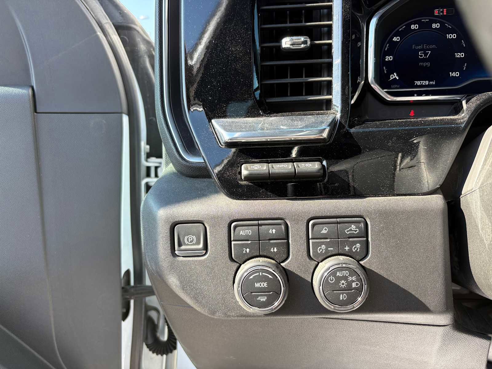 Used 2024 Chevrolet Silverado 3500 High Country w/ Technology Package AWD/4WD image 16
