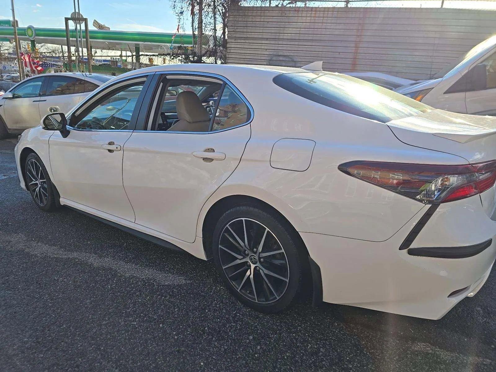 Used 2022 Toyota Camry SE FWD image 1