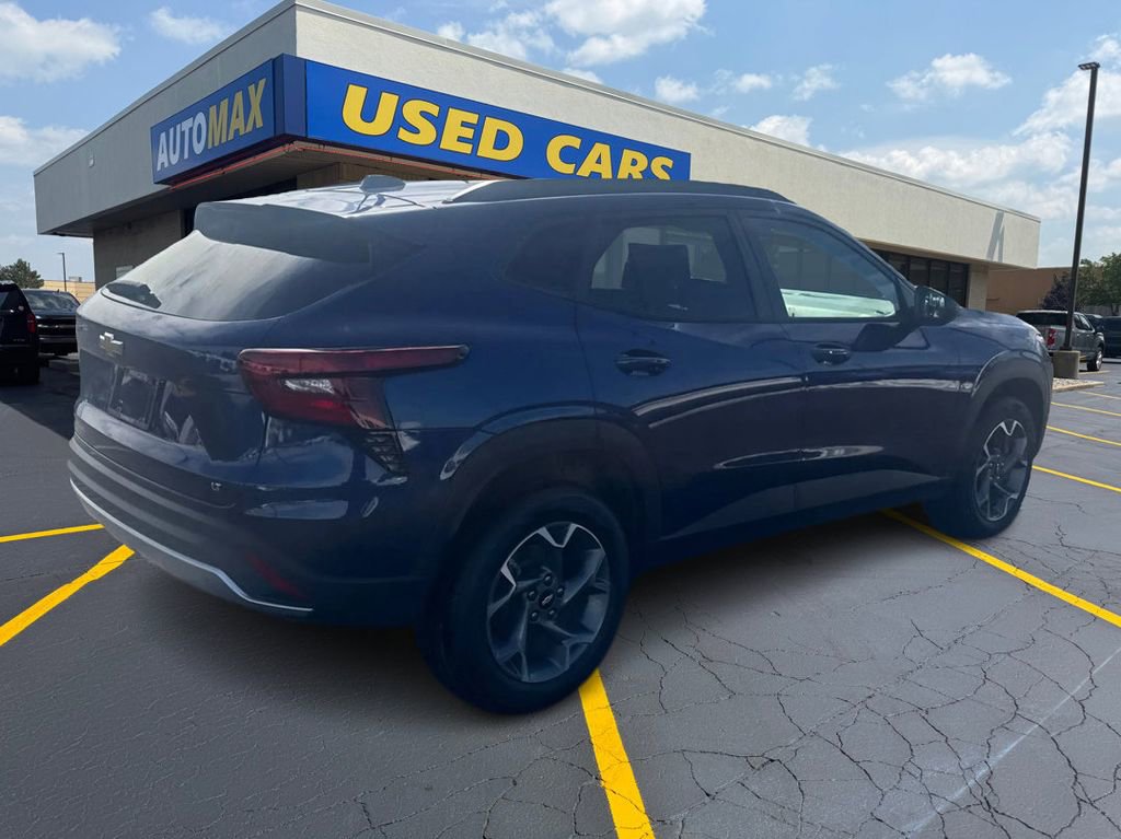 Used 2024 Chevrolet Trax LT w/ Sunroof Package FWD image 5