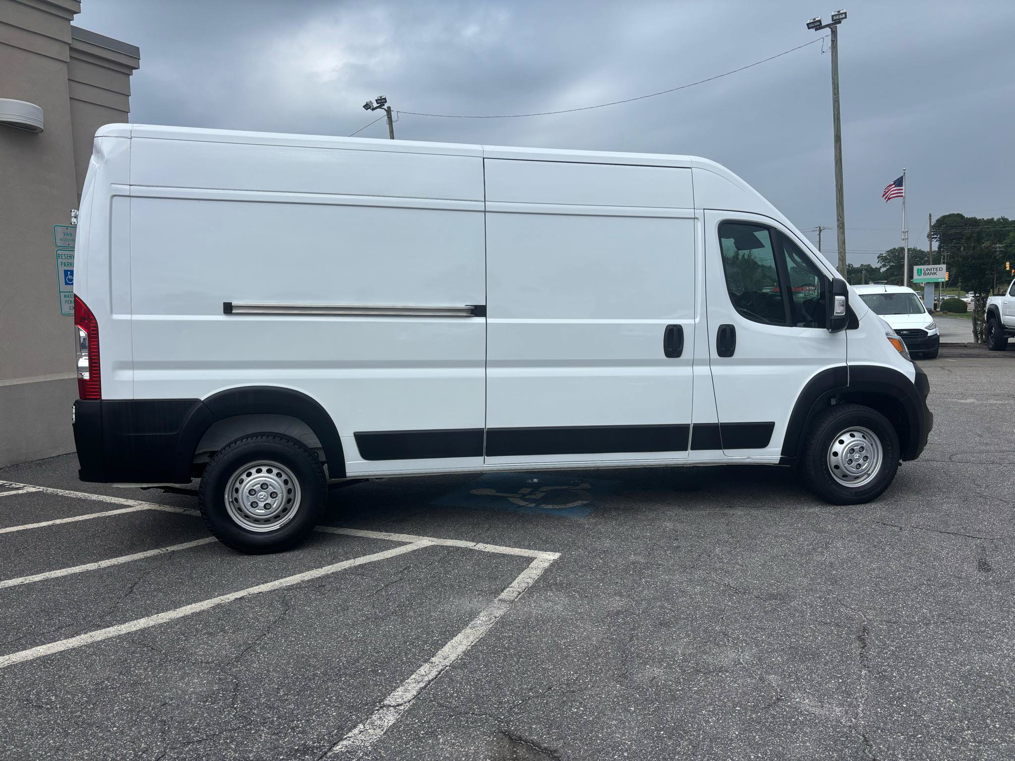 Used 2024 RAM ProMaster 2500 w/ Convenience Group FWD image 16