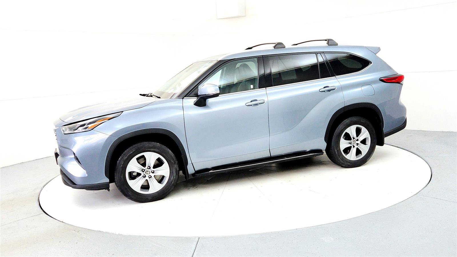 Certified 2021 Toyota Highlander XLE image 3