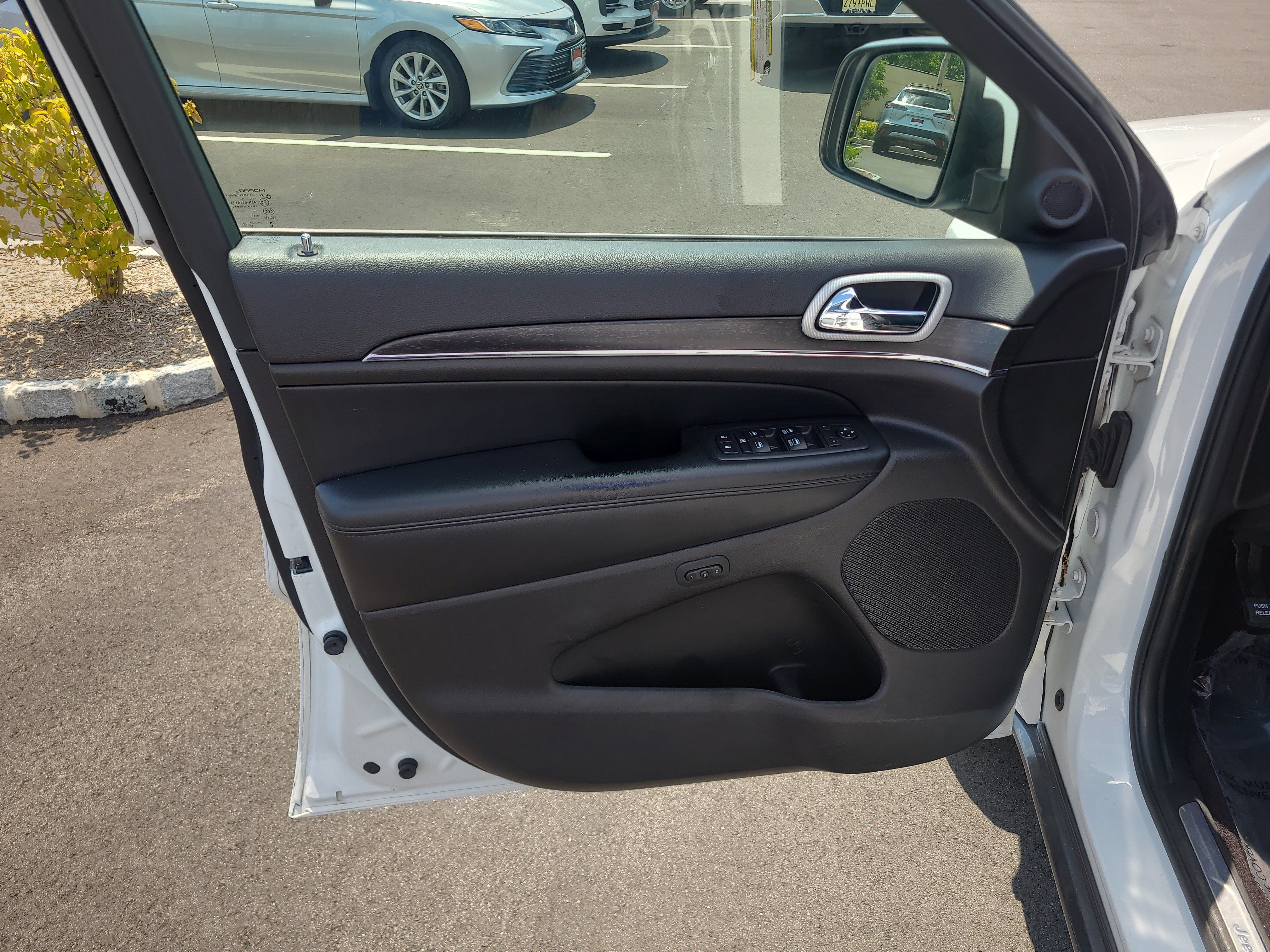 Used 2018 Jeep Grand Cherokee Limited AWD/4WD image 14