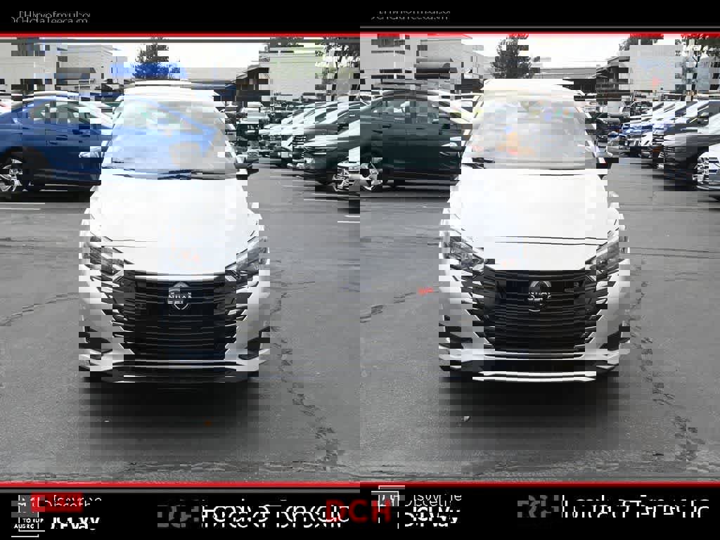 Used 2024 Nissan Versa SR image 2