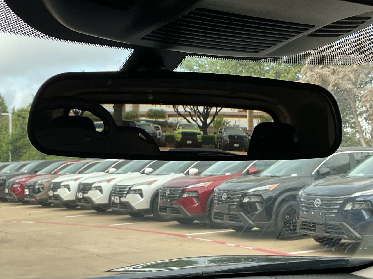 Used 2025 Nissan Rogue SV image 27