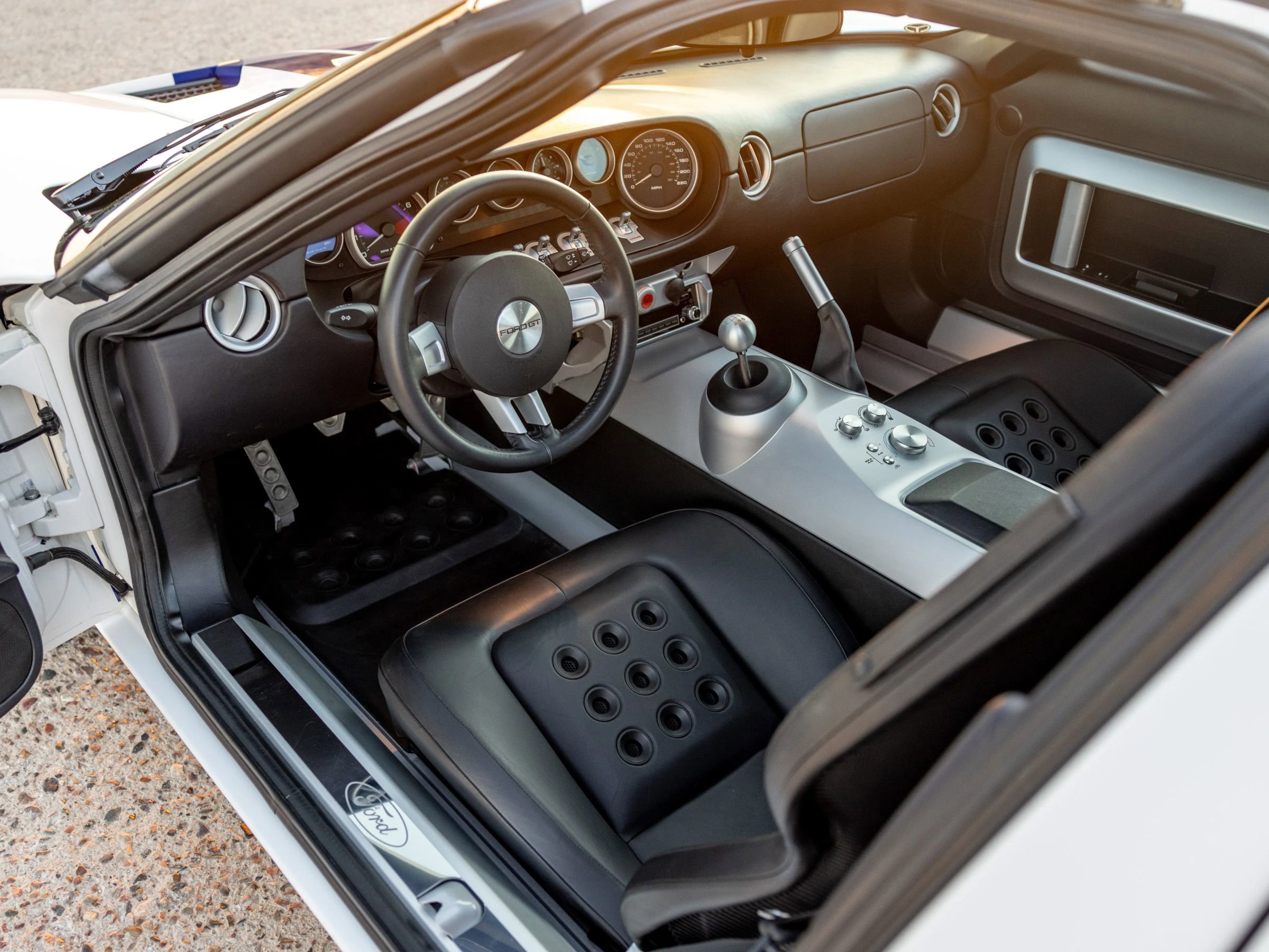 Used 2005 Ford GT image 10