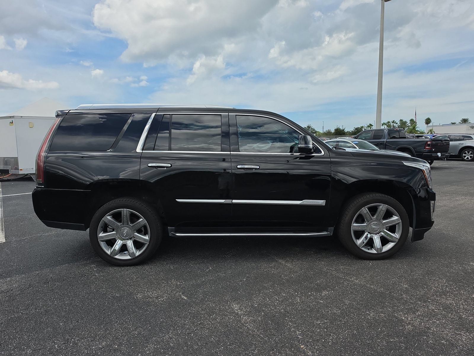 Used 2020 Cadillac Escalade Premium Luxury AWD/4WD image 3