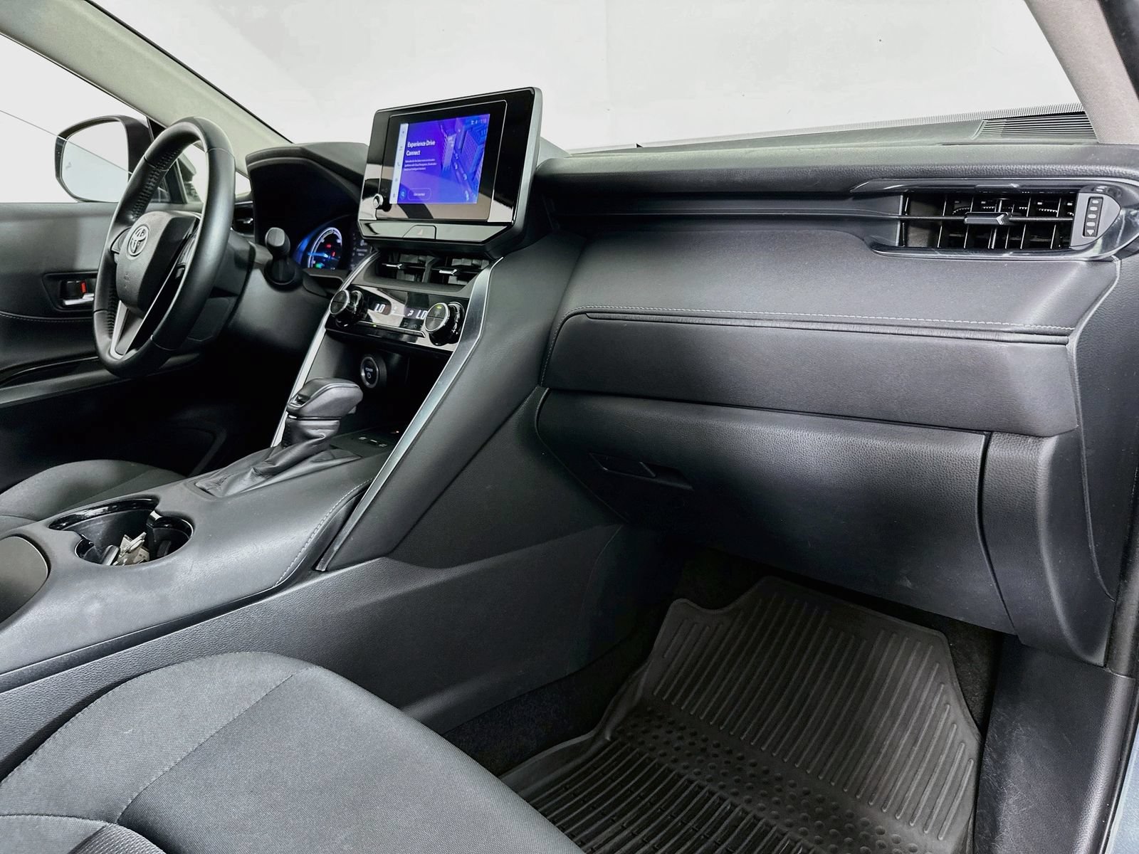 Used 2024 Toyota Venza LE AWD/4WD image 29