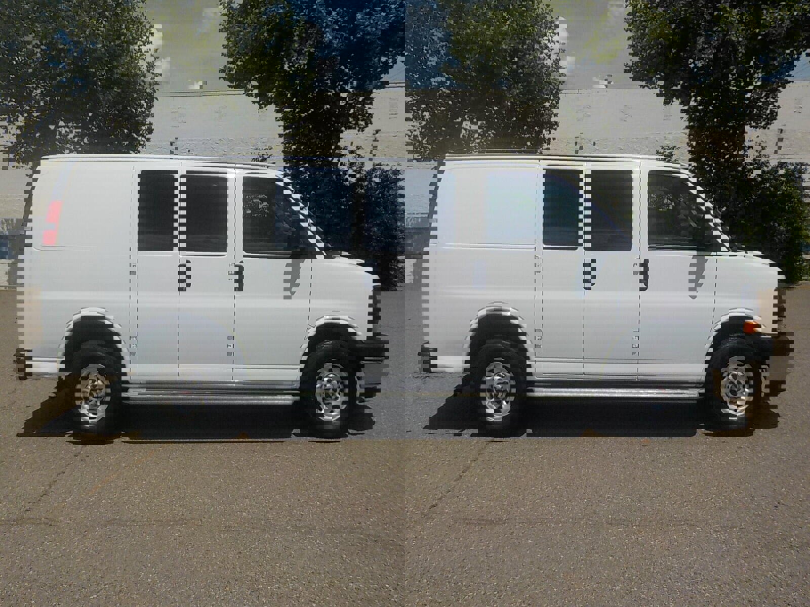 Used 2023 GMC Savana 2500 w/ Driver Convenience Package image 4