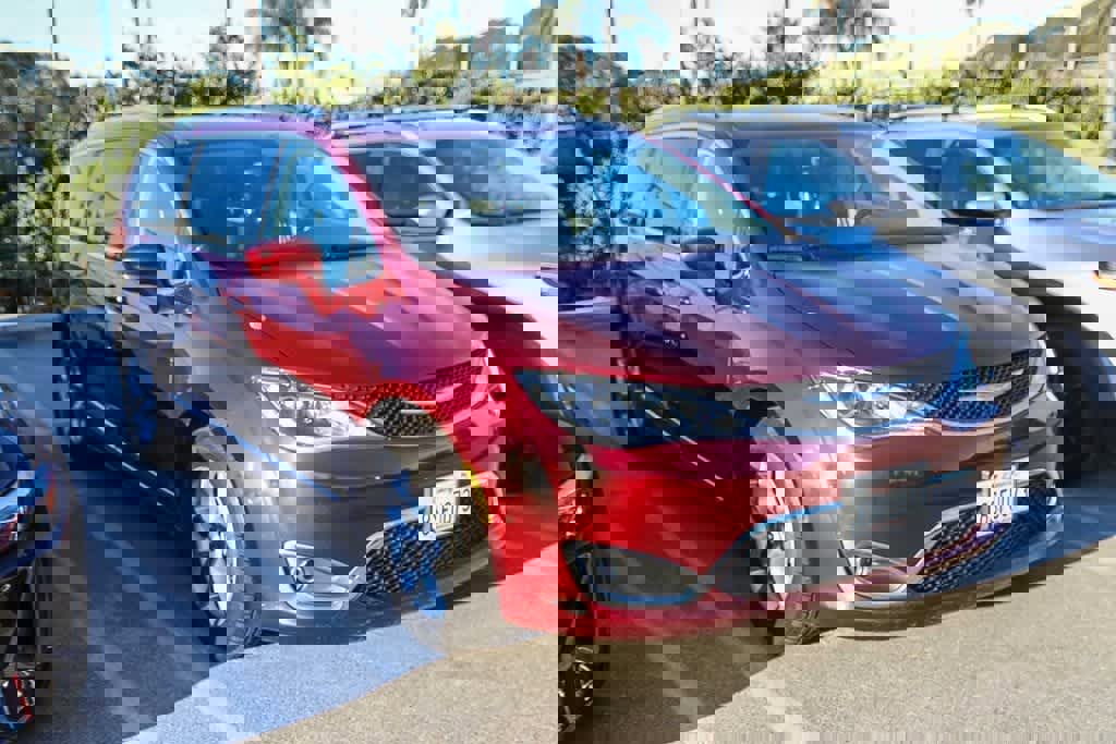 Used 2019 Chrysler Pacifica Touring-L Plus w/ Tire & Wheel Group image 3