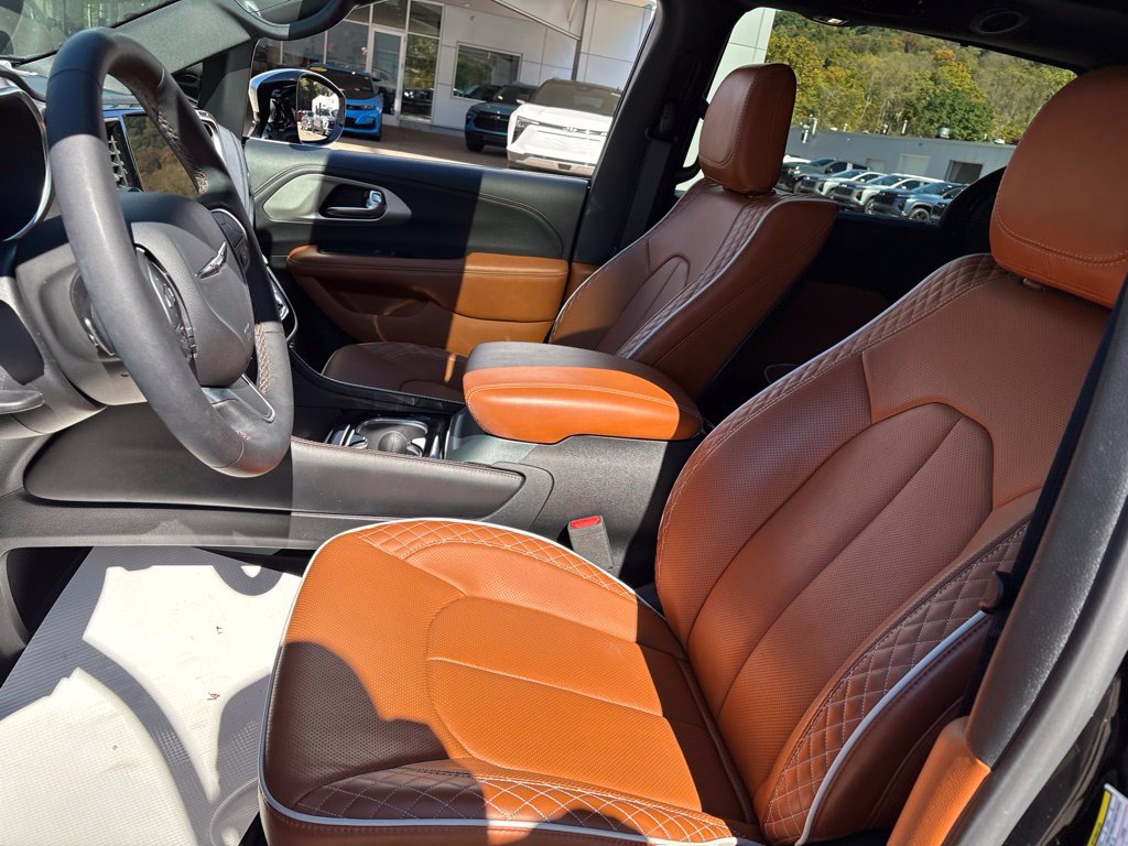 Used 2025 Chrysler Pacifica Pinnacle FWD image 9