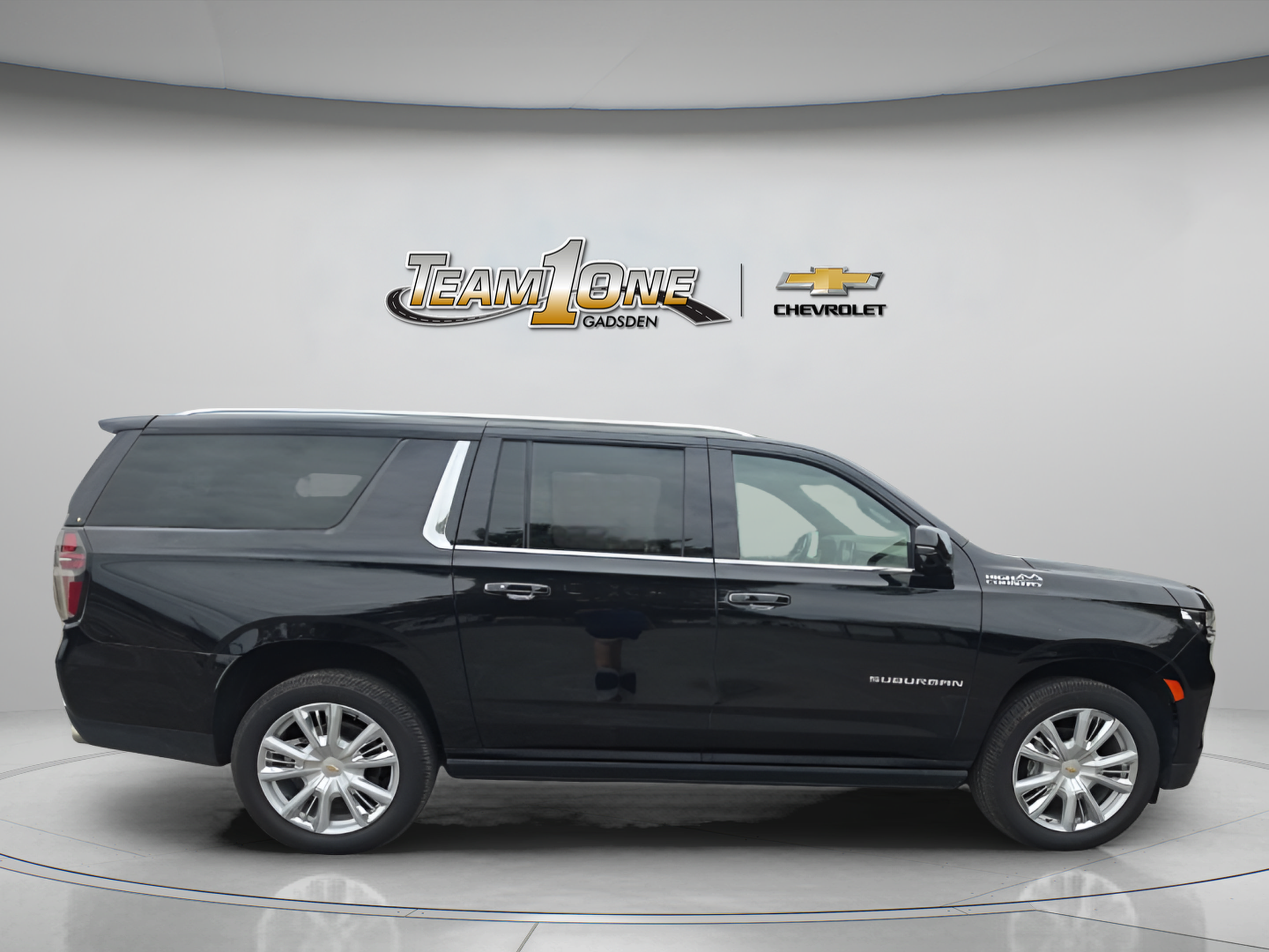 Used 2024 Chevrolet Suburban High Country RWD image 9