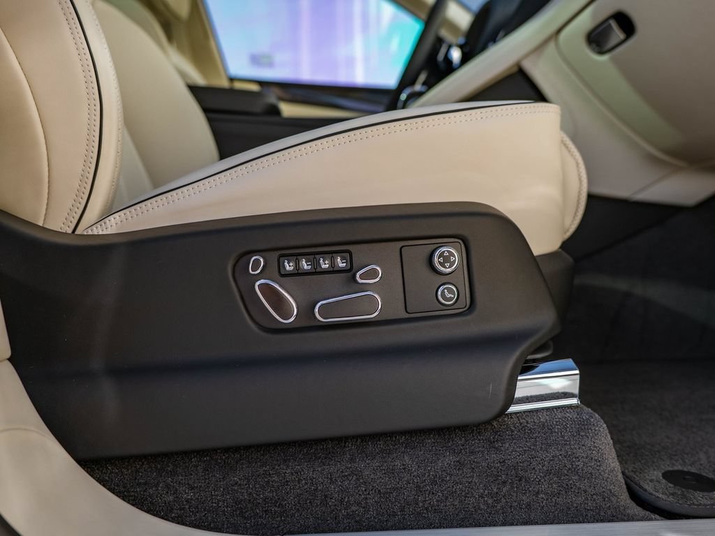 Used 2025 Bentley Bentayga AWD/4WD image 22