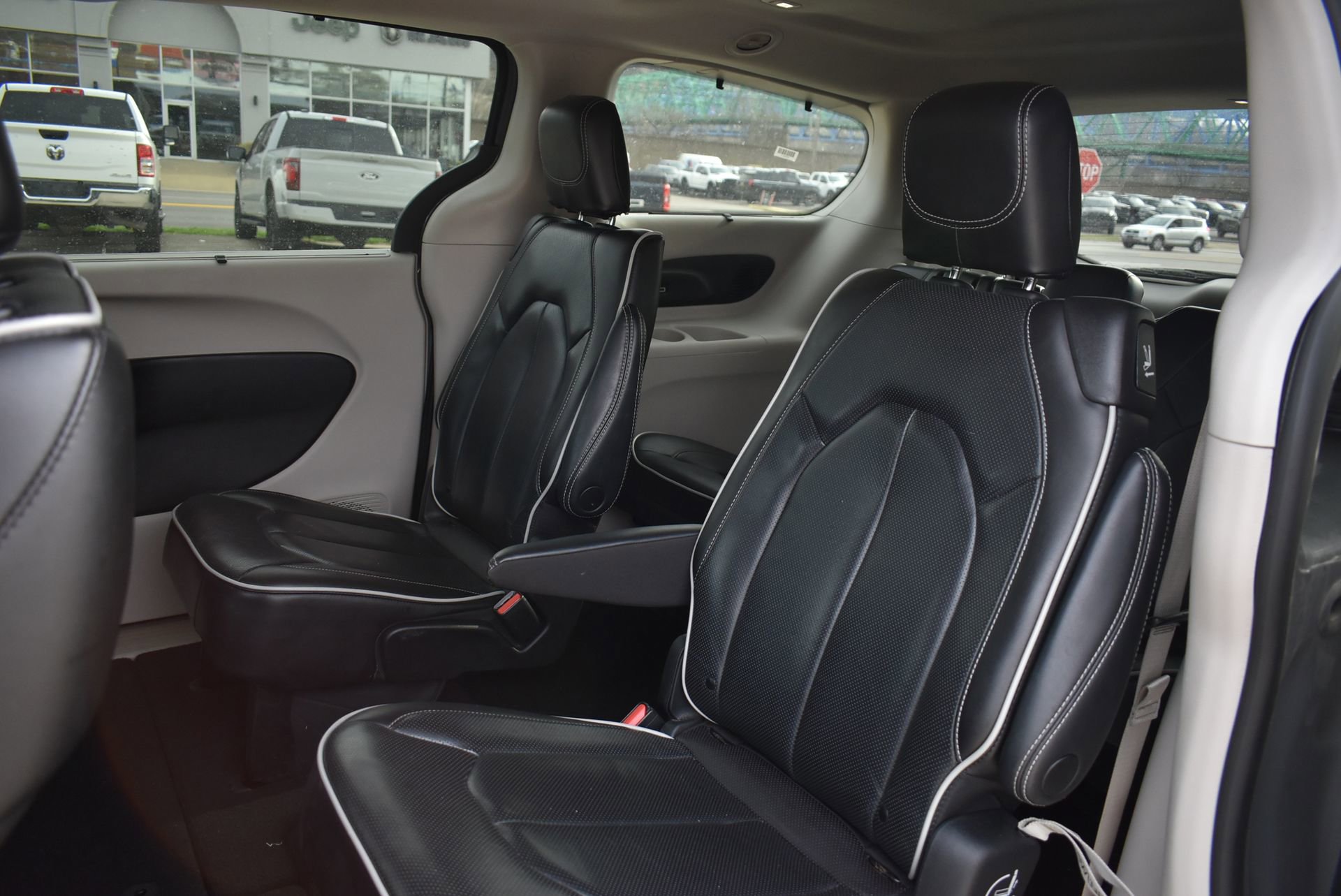 Used 2023 Chrysler Pacifica Limited image 17