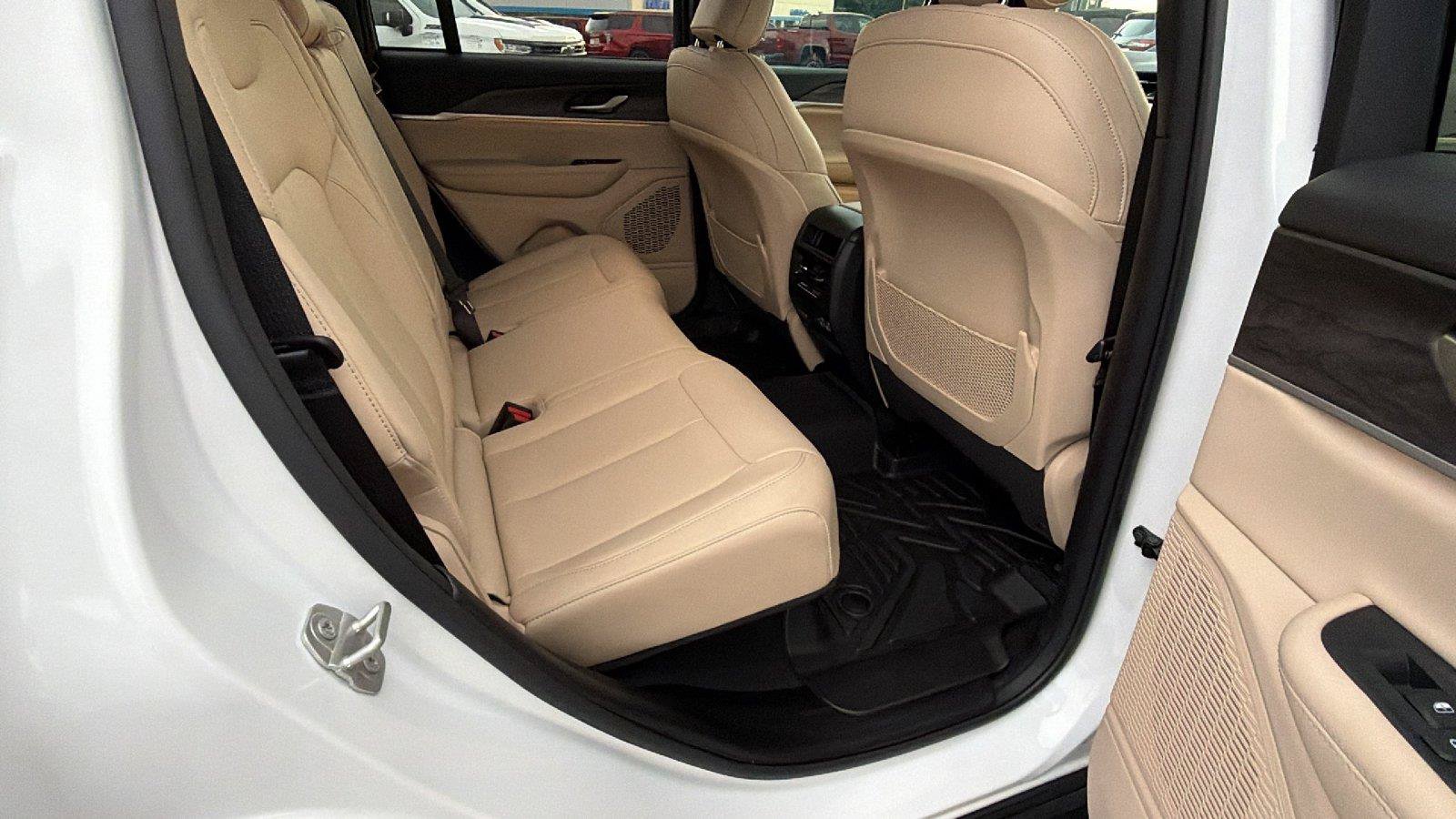 Used 2023 Jeep Grand Cherokee Limited AWD/4WD image 21