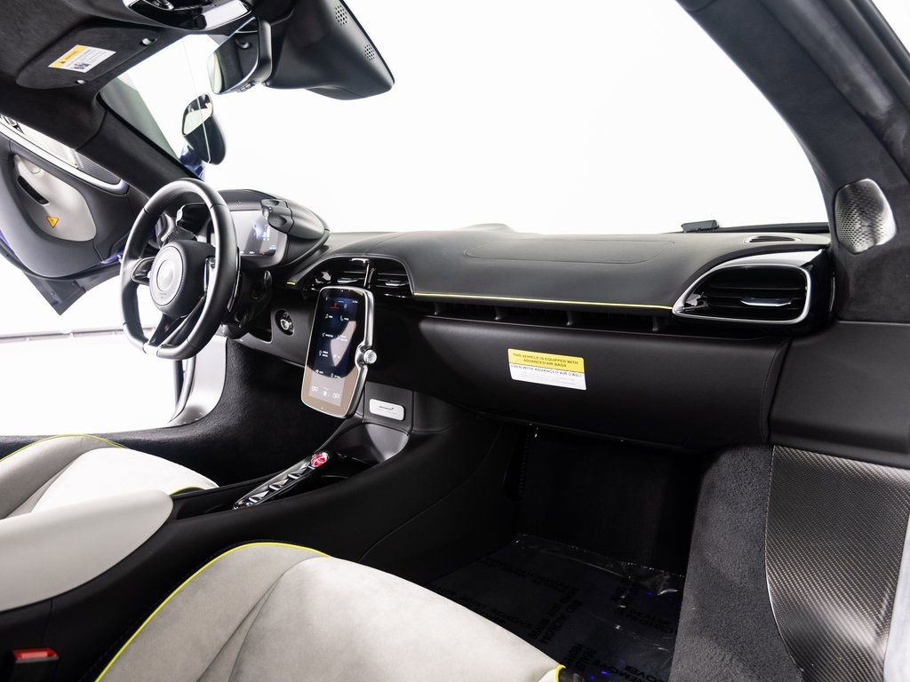 Used 2023 McLaren Artura image 32