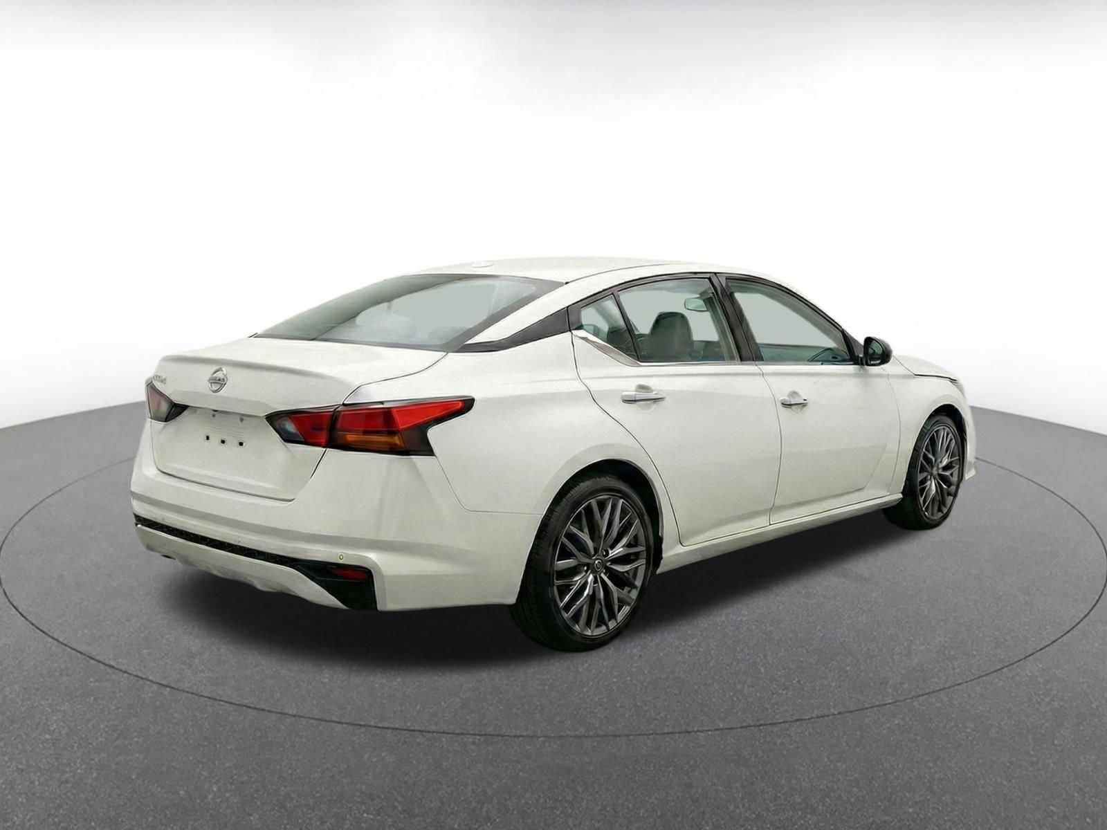 Used 2025 Nissan Altima 2.5 SV FWD image 10