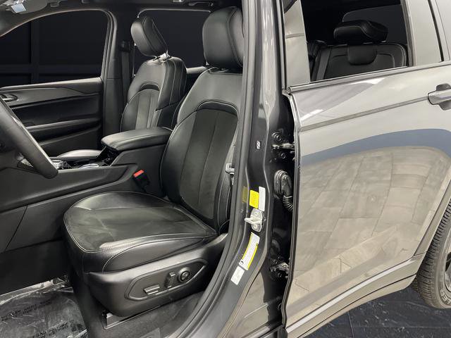 Used 2023 Jeep Grand Cherokee Altitude image 4