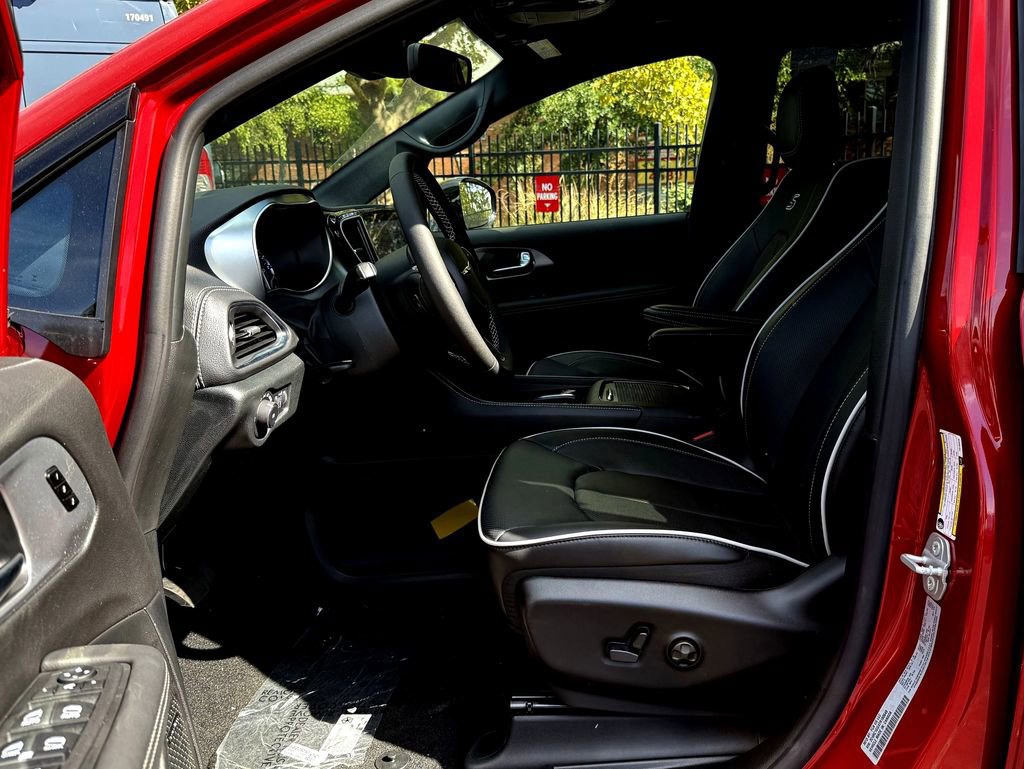 New 2026 Chrysler Pacifica Limited w/ Uconnect Theater Family Group image 19