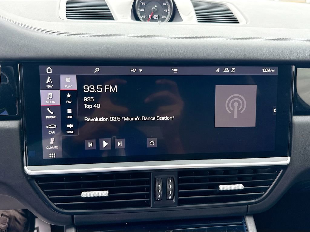 Used 2019 Porsche Cayenne Turbo w/ Premium Plus Package image 16