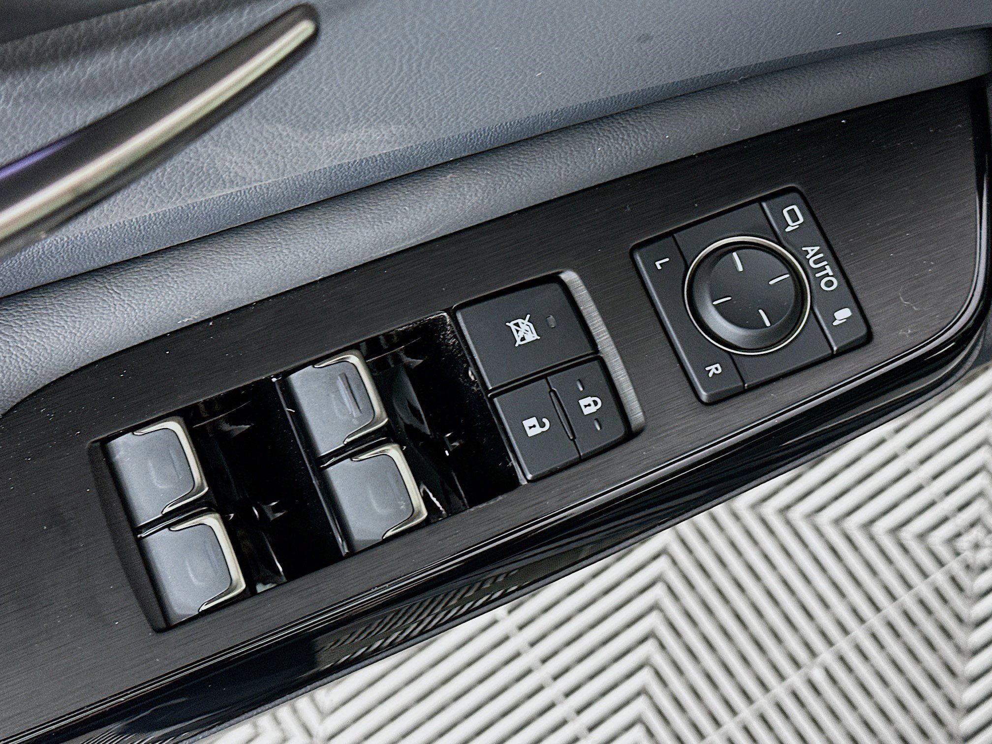 New 2025 Lexus ES 300h w/ Luxury Package image 18