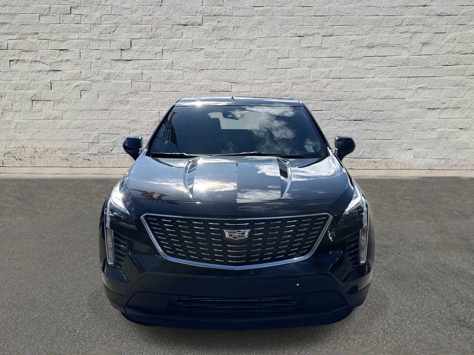 Used 2023 Cadillac XT4 Luxury w/ Cold Weather Package image 2